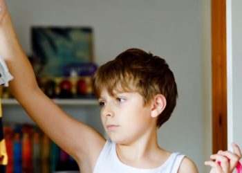 Psikologët shpjegojnë pse është e rëndësishme ta lini fëmijën tuaj të zgjedhë rrobat që vesh