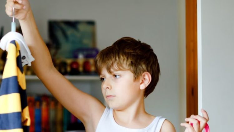 Psikologët shpjegojnë pse është e rëndësishme ta lini fëmijën tuaj të zgjedhë rrobat që vesh