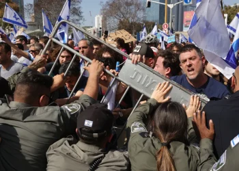 Përleshje mes policisë dhe protestuesve në Tel Aviv
