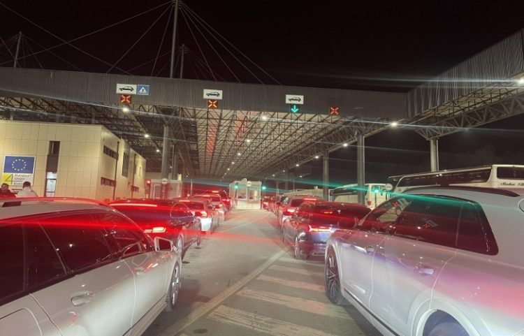 Kjo është koha që po presin mërgimtarët për të hyrë dhe dal nga