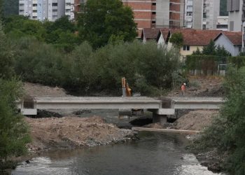 Pesë javë pas gur themelit, merr formë njëra urë mbi lumin Ibër