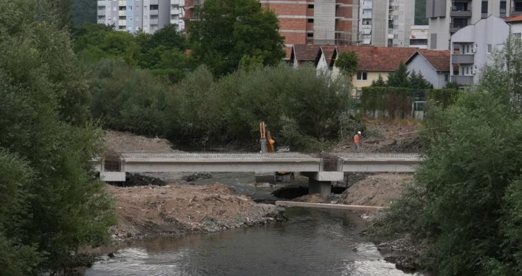 Pesë javë pas gur themelit, merr formë njëra urë mbi lumin Ibër