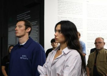 Dua Lipa vizitoi Reporting House, i përgëzon për punën në Muze