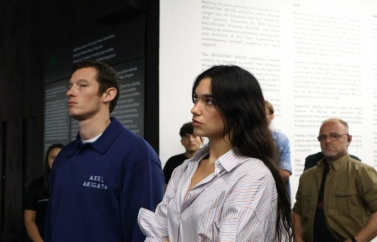 Dua Lipa vizitoi Reporting House, i përgëzon për punën në Muze
