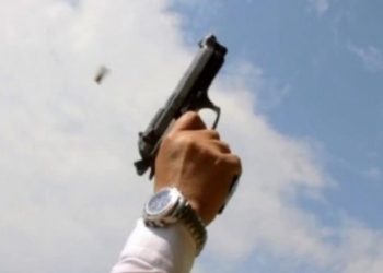 Policia sekuestron 4 armë dhe ndalon 3 persona për të shtëna në dasma