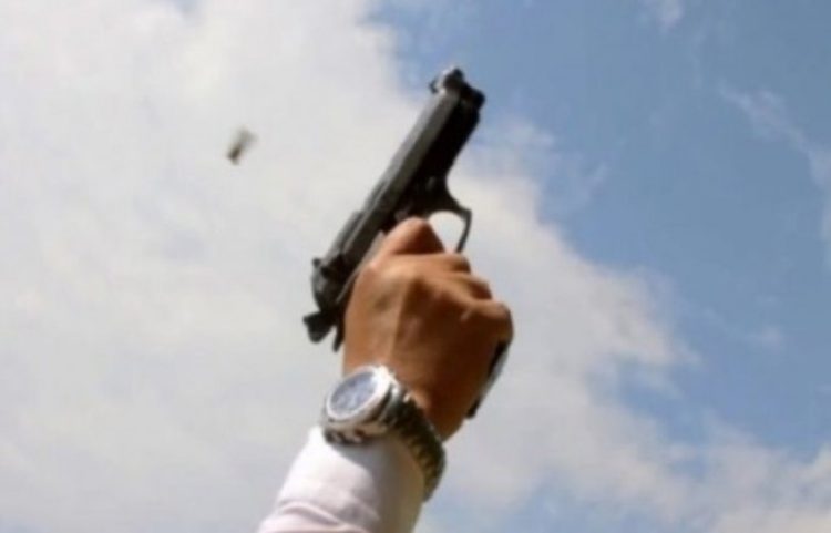 Policia sekuestron 4 armë dhe ndalon 3 persona për të shtëna në dasma