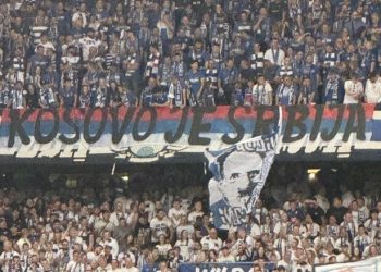 Skandal në Ligën e Kampionëve: Tifozët e Lech Poznan shfaqin banerin “Kosova është Serbi”