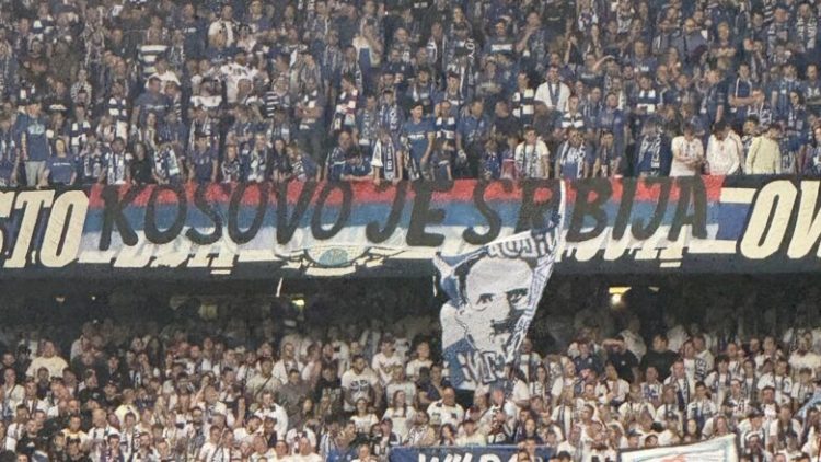 Skandal në Ligën e Kampionëve: Tifozët e Lech Poznan shfaqin banerin “Kosova është Serbi”