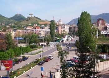 Policia, pronarëve të kafeneve në veri: Respektojeni ligjin për rendin dhe qetësinë publike
