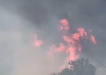Zjarr masiv në Kçiq të Mitrovicës, rrezikohen dy lagje
