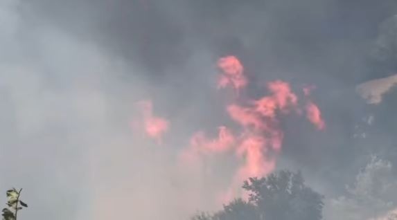 Zjarr masiv në Kçiq të Mitrovicës, rrezikohen dy lagje