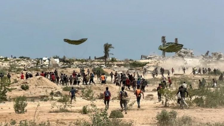 Tragjedi tjetër në Gaza, pakoja e ndihmave e hedhur nga ajri mbi mbi banorët