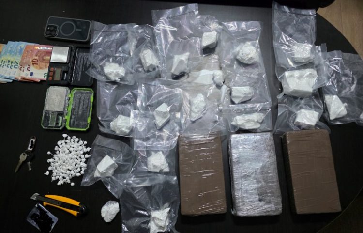 Arrestohet me mbi 4 kg kokainë, droga kap vlerën 300 mijë euro