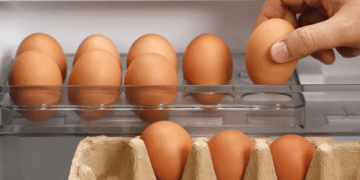 Ku është vendi i duhur për të ruajtur vezët në frigorifer për të ruajtur freskinë e tyre?