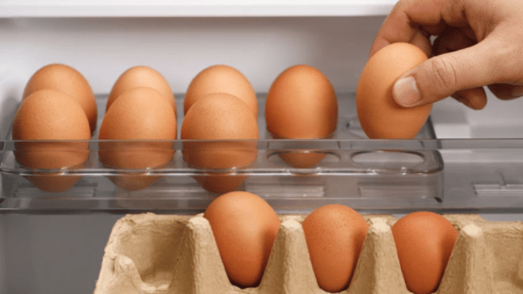 Ku është vendi i duhur për të ruajtur vezët në frigorifer për të ruajtur freskinë e tyre?