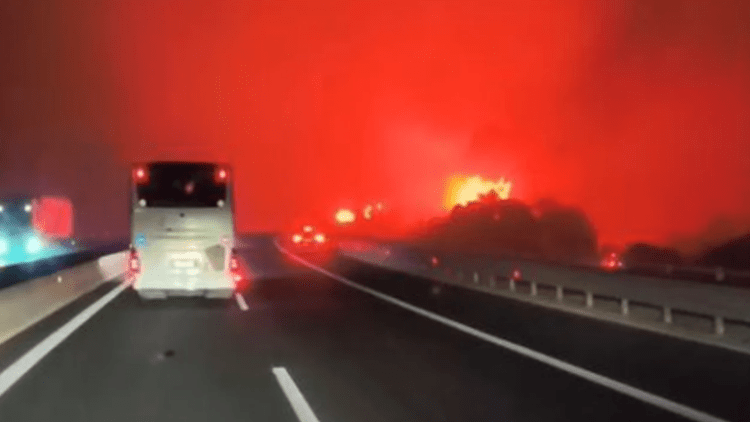 Zjarret në Greqi, emigrantët shqiptarë mbeten të bllokuar në aksin që lidh Artën me Janinën