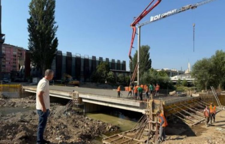 Betonohet pllaka e urës së re mbi lumin Ibër