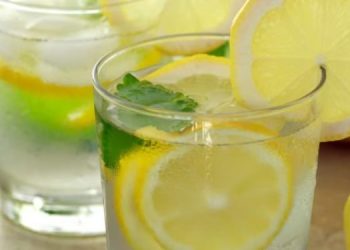 Arsyeja pse të gjithë po shtojnë limon në ujë gjatë verës – përfitimet do t’ju befasojnë!