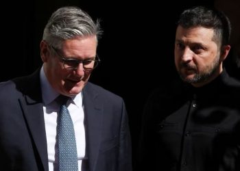 Zelensky në Londër, ndërsa Ukraina përgatitet për takimin Trump-Putin