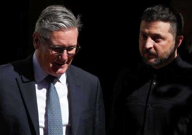 Zelensky në Londër, ndërsa Ukraina përgatitet për takimin Trump-Putin