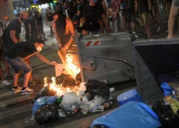Kryeqyteti serb si zonë lufte – shikoni përplasjen e ashpër midis protestuesve dhe policisë në Serbi