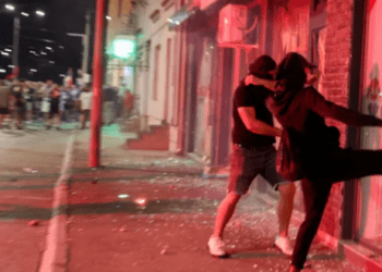 Vuçiç nuk gjen qetësi protesta të ashpra në Serbi, i vihet zjarri selisë së partisë në pushtet