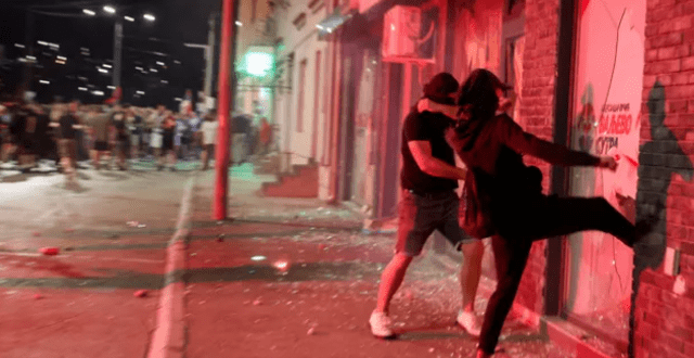 Vuçiç nuk gjen qetësi protesta të ashpra në Serbi, i vihet zjarri selisë së partisë në pushtet