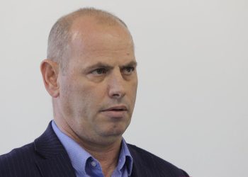 “Nuk hyj në gropën e keqbërësve” – Lladrovci vazhdon përplasjet me degën e PDK-së në Drenas