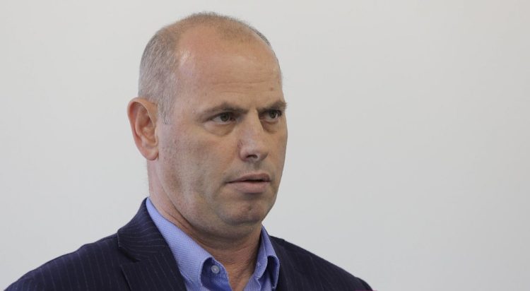 “Nuk hyj në gropën e keqbërësve” – Lladrovci vazhdon përplasjet me degën e PDK-së në Drenas