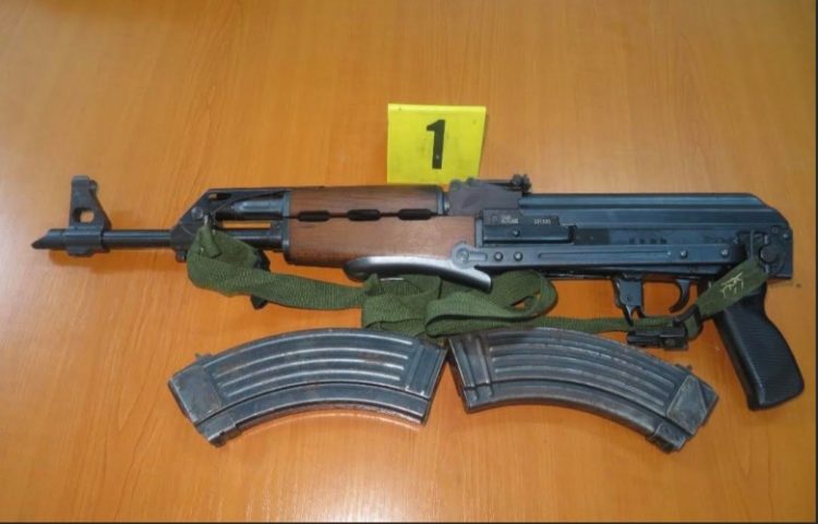 Një grua raporton se u keqtrajtua nga familjarët, policia sekuestron armë