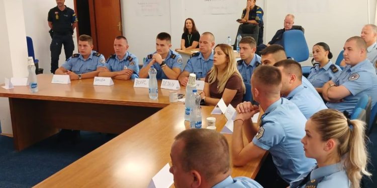 201 zyrtarë policorë në Mitrovicë të Veriut u trajnuan për komunikim për de-eskalim dhe ndjeshmëri gjinore