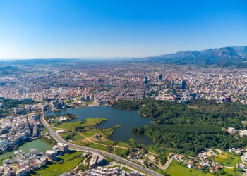 The Sun: Ryanair zgjeron bazën në Tiranë, turistët britanikë drejt Rivierës shqiptare