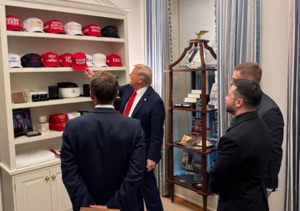 Donald Trump hap dyqan në Shtëpinë e Bardhë, shet kapelat ‘Trump 2028’