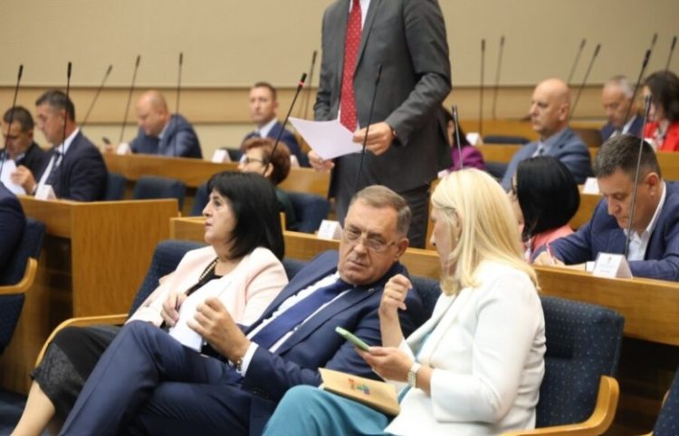 Kuvendi i Republikës Sërpska miraton vendimin jokushtetues për referendum