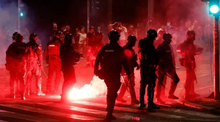 Televizioni shtetëror austriak: Vuçiç po përdor dhunën si taktikë, ndërsa BE heshtr