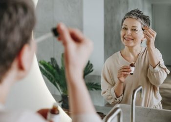 Dermatologët zbulojnë se cila është koha më e mirë për të përdorur serumin me vitaminë C