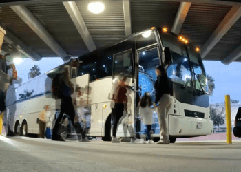 Policia e Kosovës kap 18 shtetas të huaj ilegalë në autobusin dy katësh Mitrovicë-Beograd