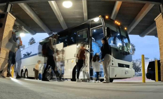 Policia e Kosovës kap 18 shtetas të huaj ilegalë në autobusin dy katësh Mitrovicë-Beograd