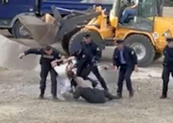 Asfaltimi në “Rrugën A” ndez tensione, disa persona shoqërohen nga policia