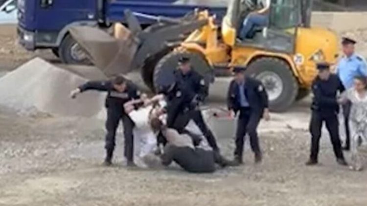 Asfaltimi në “Rrugën A” ndez tensione, disa persona shoqërohen nga policia