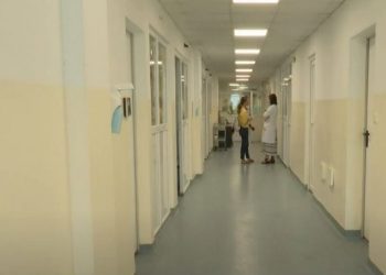 QKUK: Shpërtheu gypi i kanalizimit në Pediatri, uji nuk depërtoi në dhoma