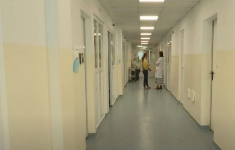 QKUK: Shpërtheu gypi i kanalizimit në Pediatri, uji nuk depërtoi në dhoma