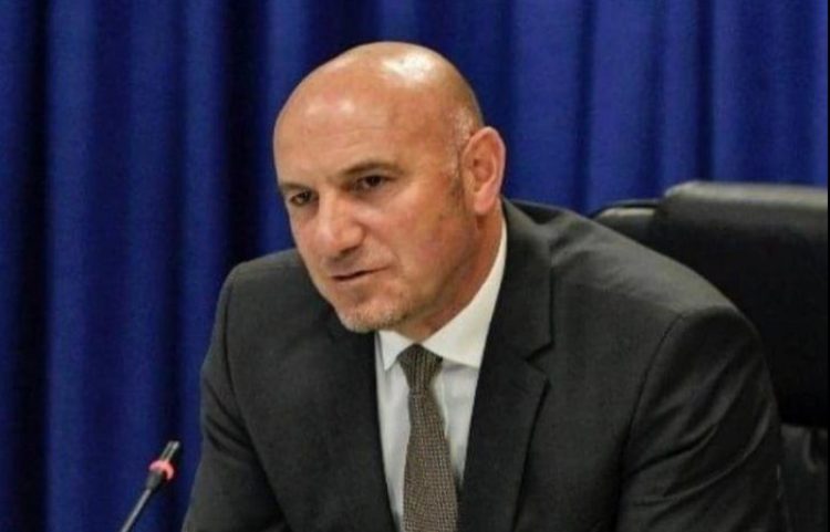 Adem Hoxha është përjashtuar nga Grupi Parlamentar i AAK-së