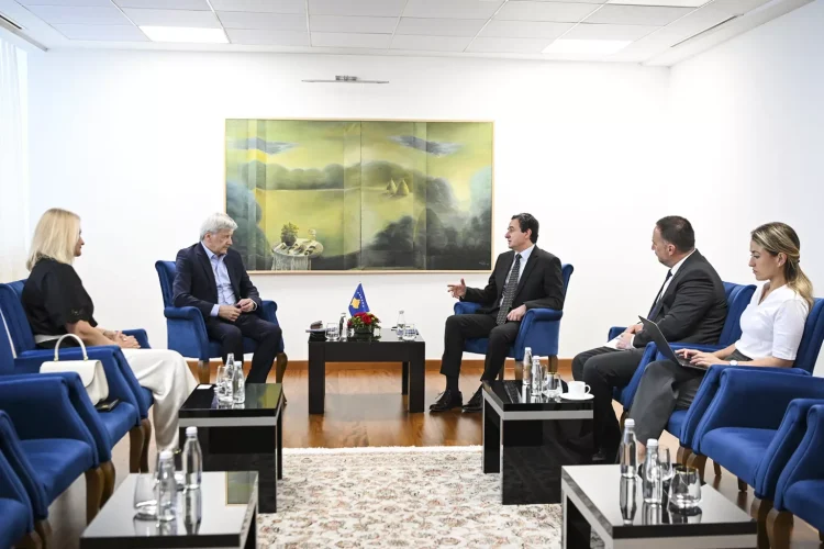 Kurti me drejtuesit e Raiffeisen Bank: Kosova ofron mundësi të mira për investime