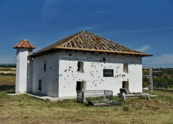 Ministri Çeku njofton një projekt në fshatin e Hashim Thaçit