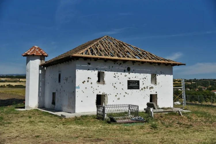 Ministri Çeku njofton një projekt në fshatin e Hashim Thaçit