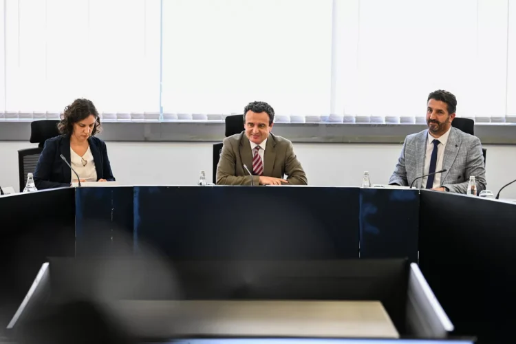 Qeveria prezanton udhërrëfyesin për dokumentimin e dëmeve ekonomike gjatë lu*ftës – Kurti: Obligim moral dhe kombëtar