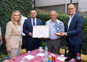 Gjilani nderon me titullin ‘Nderi i Qytetit’ ushtarakun Fatmir Mehmeti, babain e deputetes Shqipe Selimi