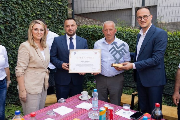 Gjilani nderon me titullin ‘Nderi i Qytetit’ ushtarakun Fatmir Mehmeti, babain e deputetes Shqipe Selimi