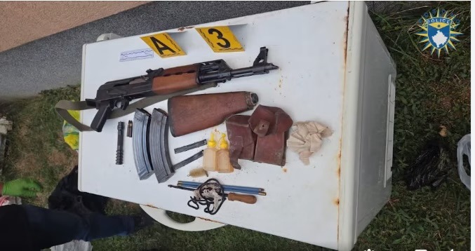 Policia zbulon tri baza të kontrabandës me mallra, konfiskohen edhe armë